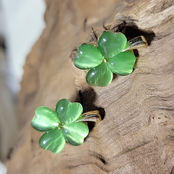 Pearlescent Clover Stud Earrings, 925 Silver - Picture 9 of 11